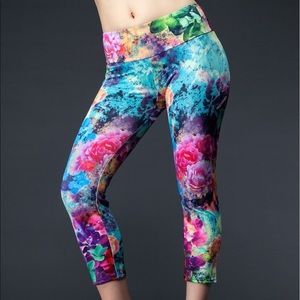 Onzie Hawaiian print crops size small/medium